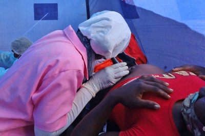 Une infirmière examine une femme enceinte dans un centre de santé du FNUAP à Madagascar.
