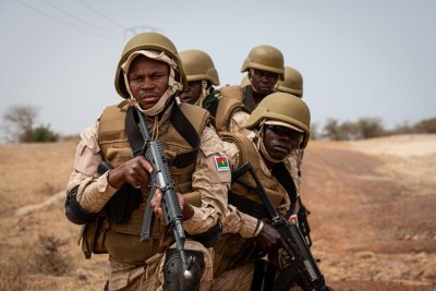 Des soldats burkinabés s'entraînent lors d'un exercice de contre-terrorisme dirigé par les États-Unis parmi les militaires du Sahel en 2020.
