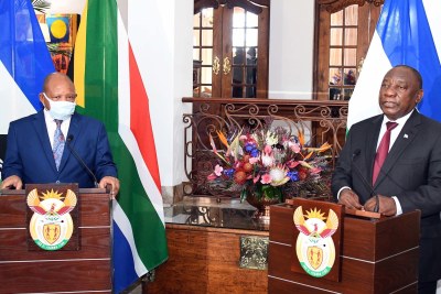 South African President Cyril Ramaphosa, right, and Lesotho Prime Minister Moeketsi Majoro (file photo).