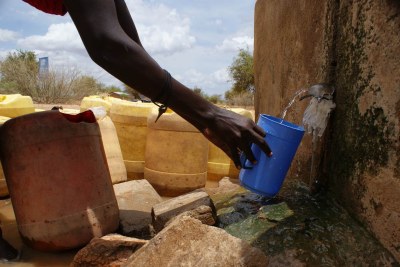 Un habitant va chercher de l'eau à un robinet dans le comté de Turkana, dans le nord du Kenya (Archive)