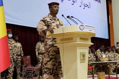 Le président de transition tchadien Mahamat Idriss Deby (C) à l'occasion de la cérémonie d'ouverture du dialogue, à N'Djamena, au Tchad, le 20 août 2022