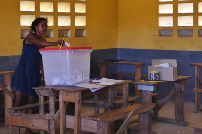 Jeune femme votant au second tour de l'élection présidentielle, dans le Grand Sud, à Tuléar (archives)