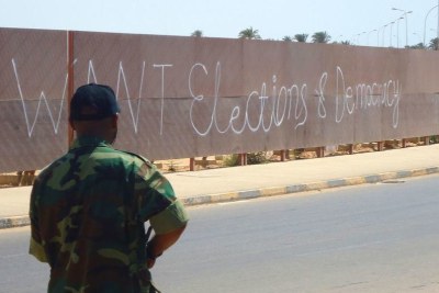 Des graffitis demandant des élections et la démocratie, sur un mur de Benghazi, en Libye.