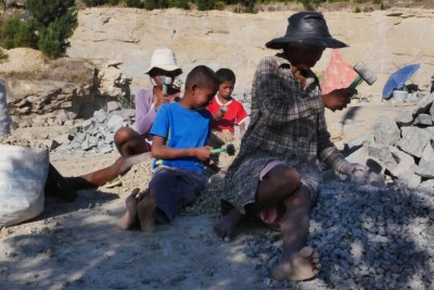 Enfants travaillant dans une carrière de pierres à Madagascar.