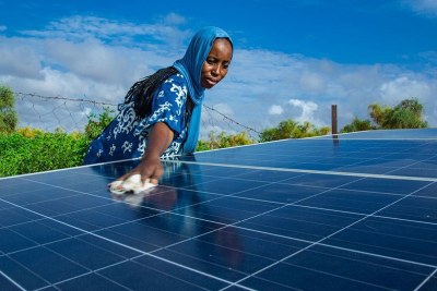 Une coopérative de femmes en Mauritanie utilise l'énergie solaire pour opérer un système d'alimentation en eau d'un potager.
