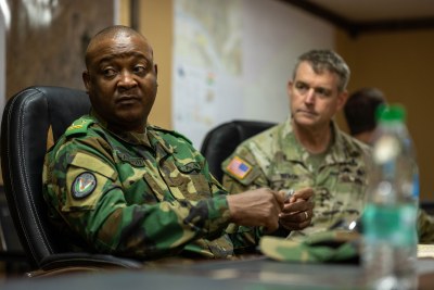 Le général de brigade Moussa Barmou, commandant des forces d’opérations spéciales du Niger, avec le lieutenant-général Jonathan Braga, commandant des opérations spéciales de l’armée américaine, à la base aérienne 101 au Niger, le 12 juin 2023. (photo d'illustration)