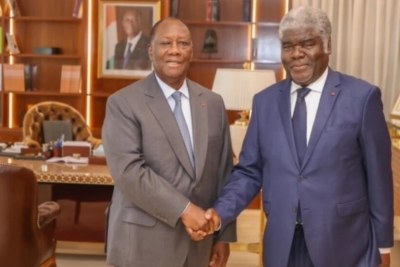 Le nouveau Premier ministre ivoirien Robert Beugré Mambé (à droite) avec le président du pays, Alassane Ouattara.