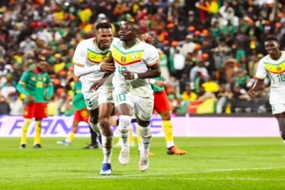 Sadio Mané et Habib Diallo célébrant le but du Sénégal contre le Cameroun lors d'un match amical tenu le lundi 16 octobre 2023 à Lens, en France