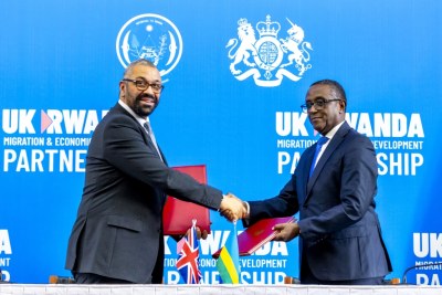 Le ministre rwandais des Affaires étrangères, le Dr Vincent Biruta, et le ministre britannique de l'Intérieur, James Cleverly, lors de la cérémonie de signature à Kigali, le mardi 5 décembre 2023.
