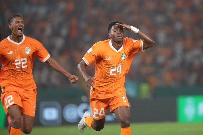 La Côte d’Ivoire, pays hôte du tournoi, a réussi une remontée extraordinaire malgré une réduction à 10 pour battre le Mali 2-1 après prolongation et atteindre les demi-finales de la Coupe d’Afrique des Nations de la CAF TotalEnergies.