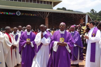 Au Burundi, les évêques catholiques (ici photographiés en octobre 2014) dénoncent le climat violent qui plane dans le pays. (archives)