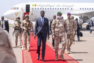 Le président sénégalais Bassirou Diomaye Faye marche avec le chef de la junte malienne Assimi Goita, à Bamako, Mali le 30 mai 2024.
