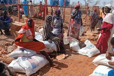 Sudanese civilians fleeing conflict receive food at a WFP distribution point in the Blue Nile State.
